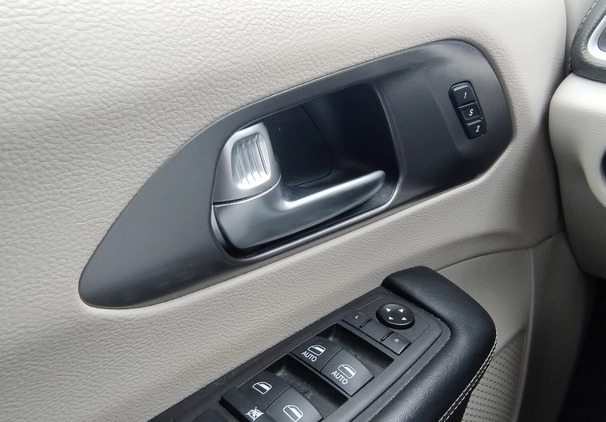 Chrysler Pacifica cena 171585 przebieg: 80500, rok produkcji 2021 z Czersk małe 232